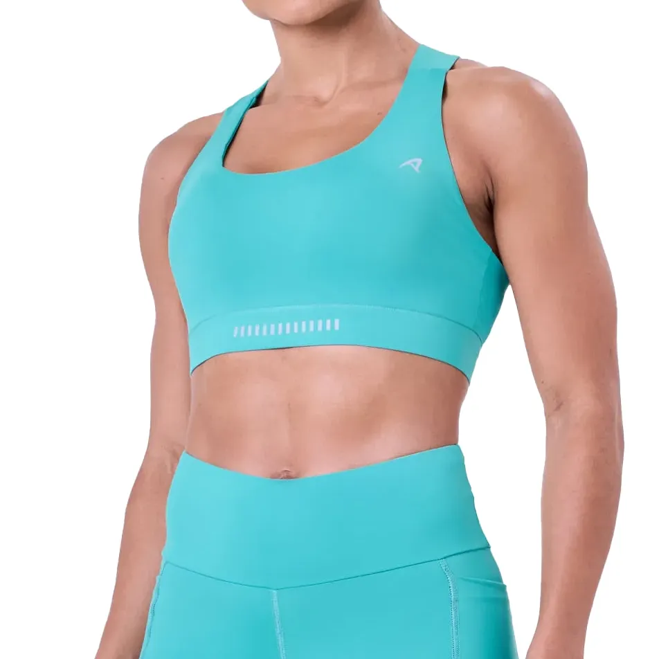 Top esportivo feminino azul claro com design nadador e bolso lateral, modelo vestindo o top com calças esportivas azuis claras.